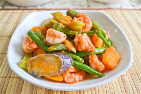 Pinakbet (Filipino Shrimp and Vegetable Stew) .